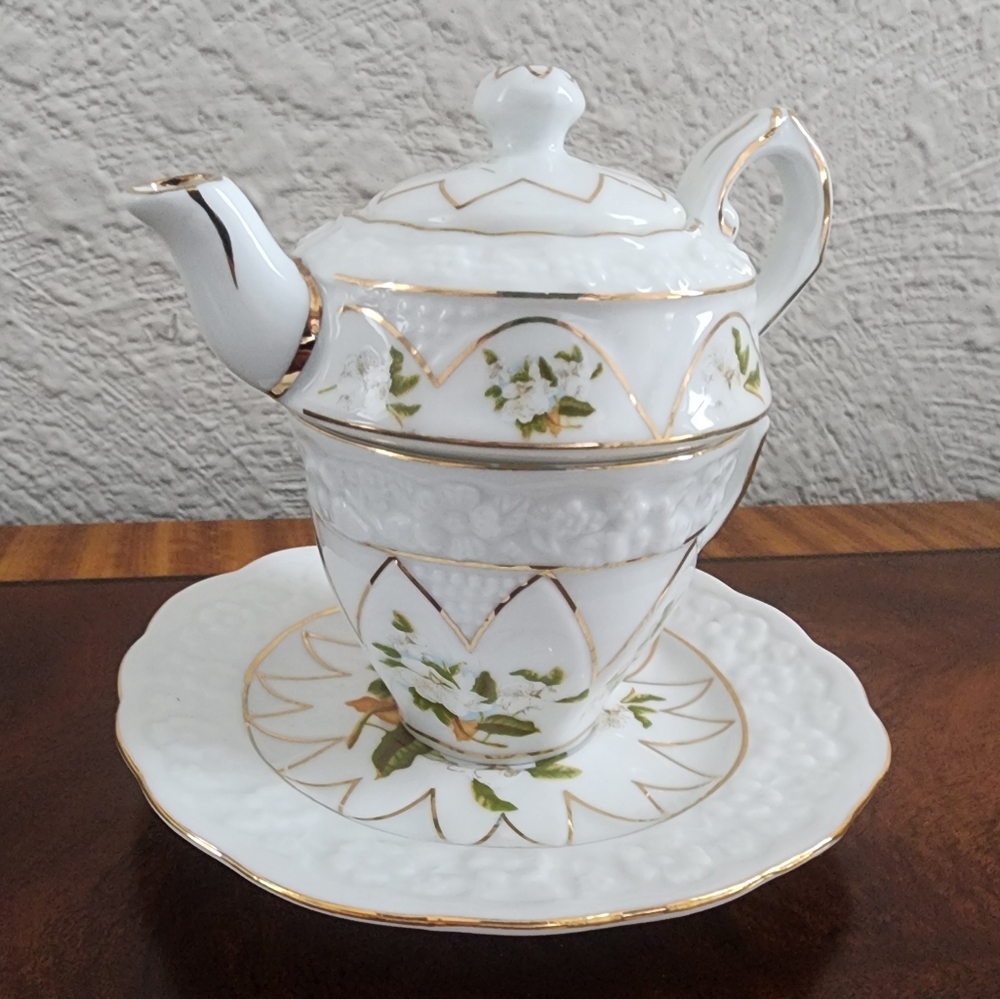 Floral print Summco teapot set. 4 pieces with plate, cup, teapot, and lid